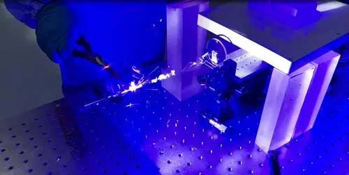 藍光激光器產業化應用：革新高反材料加工領域，新能源電池、3C優勢突出